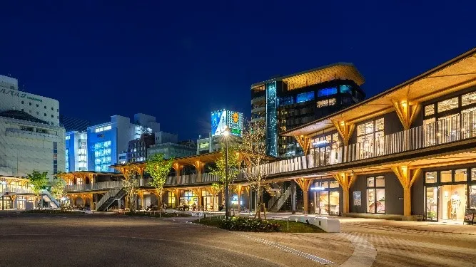 イベント広場を囲む商業店舗棟