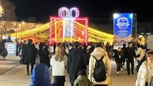多くの来園者で賑わうイベント広場