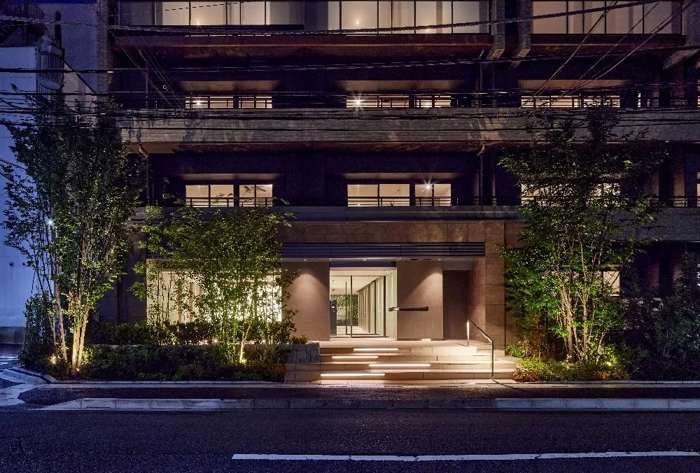 樹々と調和する建物基壇部