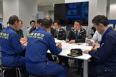 消防署員と打ち合わせをしている様子の写真