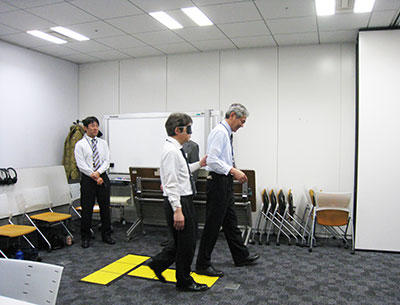 「見えない」体験で誘導体験をしている様子写真