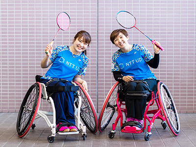 パラバドミントン里見紗李奈選手（左）と山崎悠麻選手（右）の写真