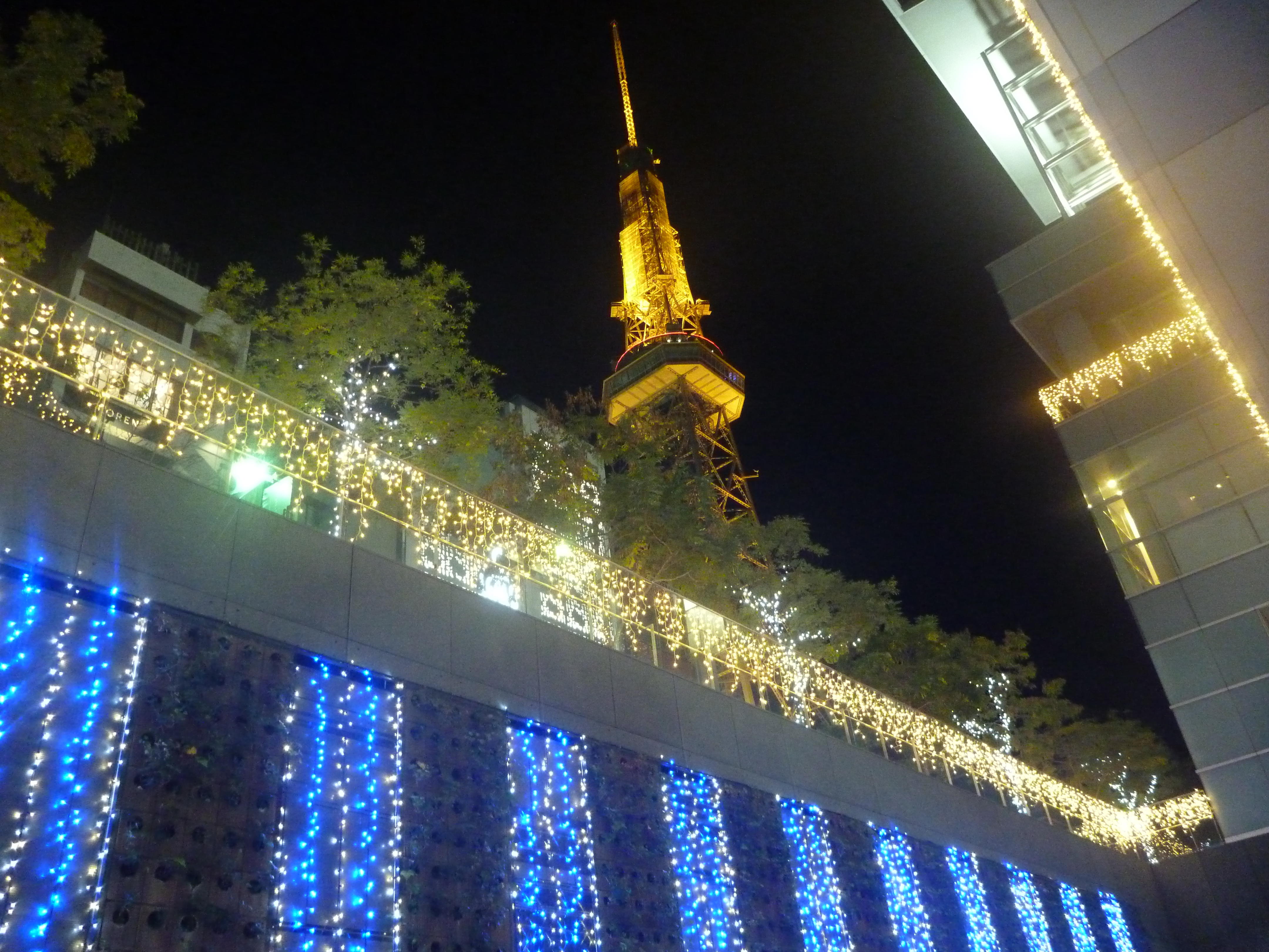 クリスマスシーズンのブロッサの飾りつけの写真
