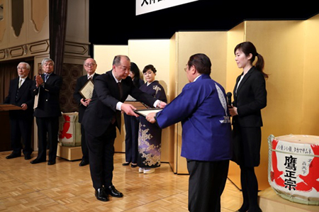 天神西通り発展会会長から白石支店長への感謝状授与式の写真