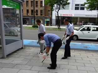「クリーンアップ大作戦！」にて参加者たちが札幌市北一条通り沿いの清掃を行っている写真