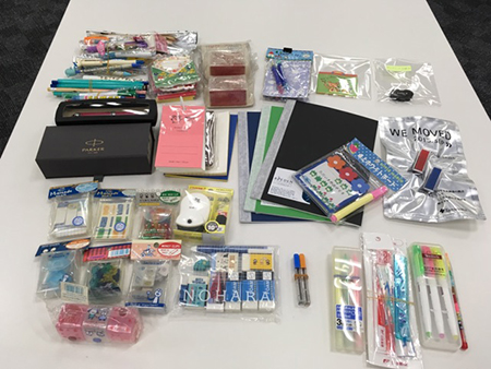 社員から集まった多数の文房具の写真