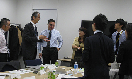 「働き方改革プロジェクト」で議論する社員と役員の写真