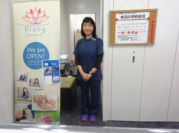 NTTクラルティ社員によるオフィスマッサージサービスの写真リラクゼーションルーム「Riang（リアン）」とヘルスキーパーの写真