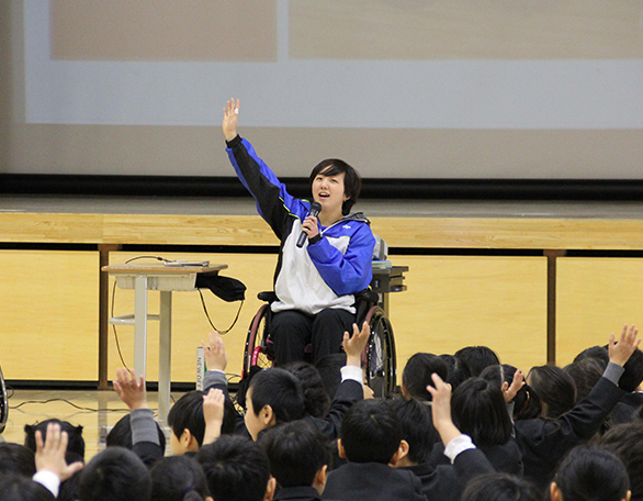 山崎悠麻選手が学校で講演するの様子