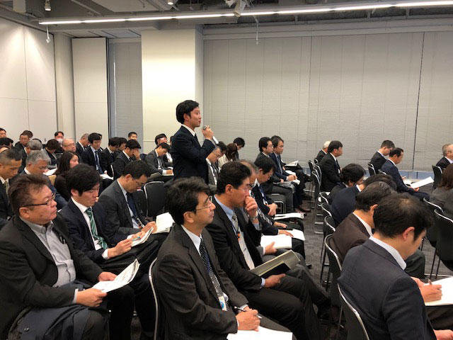CS講演会で社外の講演者が講演する様子の写真