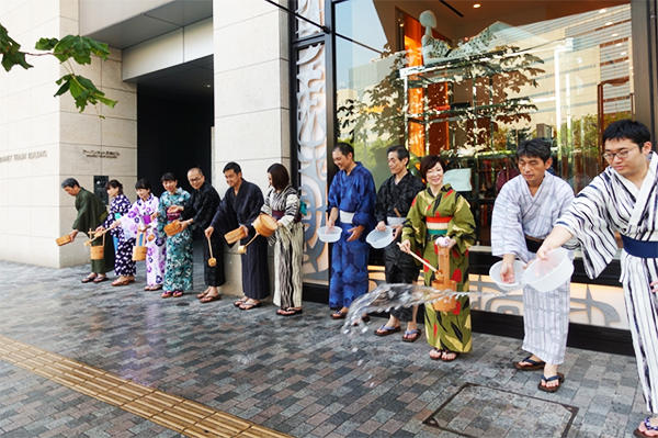 天神打ち水大作戦で打ち水をしている写真