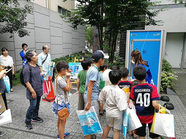 防災ツアー水あそびに参加した子供たちが説明を聞いている写真