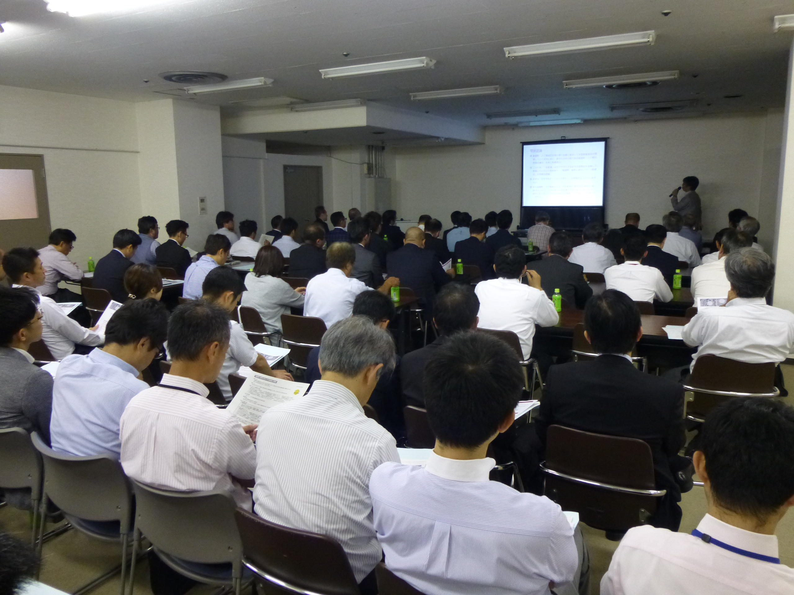 「広島市中央部商店街振興組合連合会」と合同でのエリアマネジメント勉強会の様子の写真