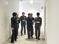 研修受講者が白杖歩行者を誘導する様子の写真
