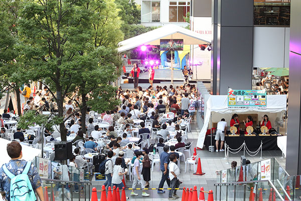 来場者で賑わっているUDX夏祭りの写真