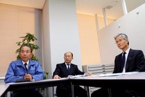 氷蓄熱システムについて説明する東京オペラシティ熱供給の河東田取締役技術部長（中央）、大住総務部長（右）、金井プラント所長（左）